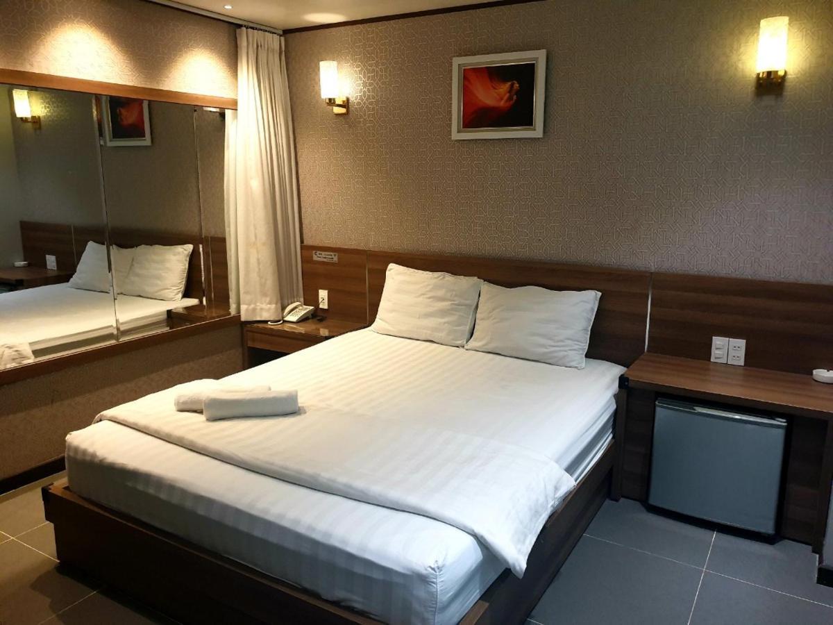 RedDoorz Premium Cloud 9 An Nhon Hotel Ho-Chi-Minh-Stadt Exterior foto
